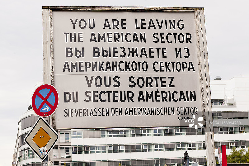 查理检查站的历史标志图片素材