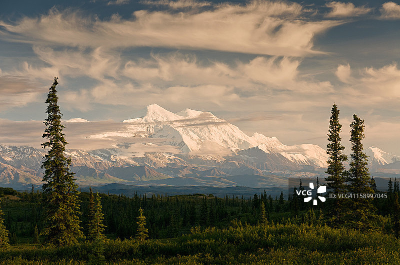 带有弗Foraker峰的阿拉斯加山脉图片素材