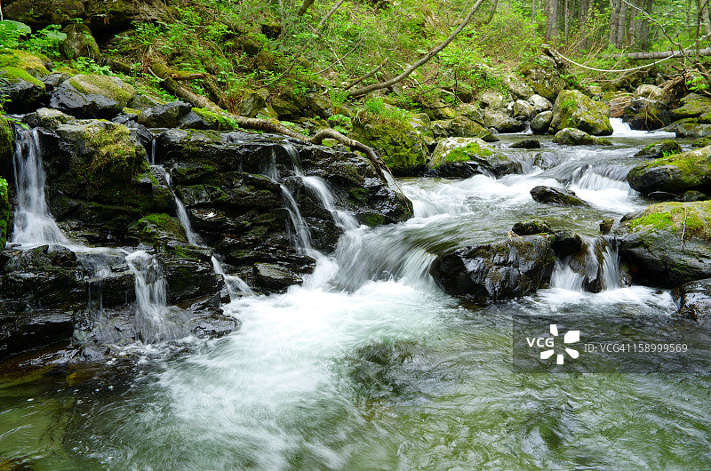 溪流岩石图片素材