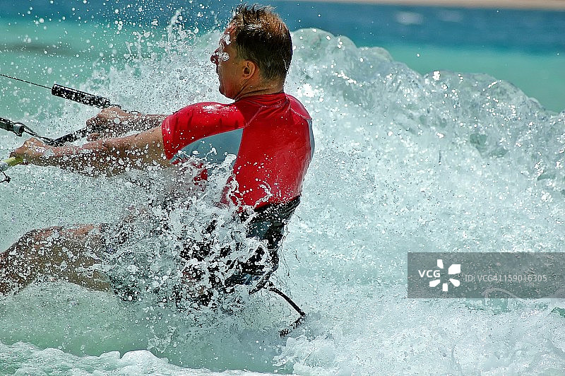 绿色水域风筝冲浪图片素材
