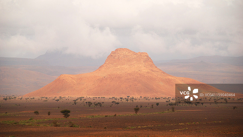摩洛哥德拉河谷的红色岩石上的日落图片素材