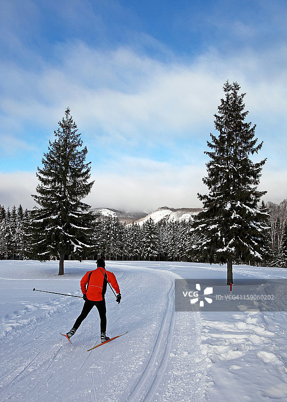 冬季乐趣——越野滑雪图片素材