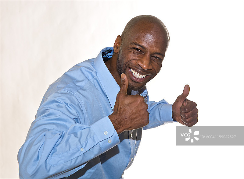 非裔美国男子竖起大拇指图片素材