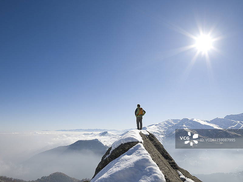 登山者站在山顶眺望远方图片素材