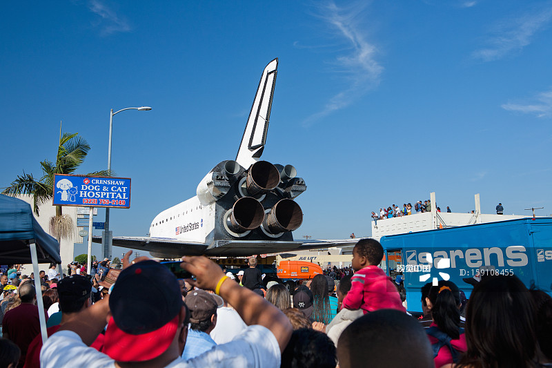 航天飞机飞过洛杉矶图片素材