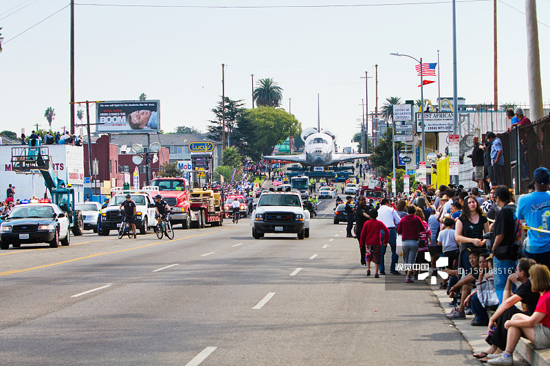 航天飞机飞过洛杉矶图片素材