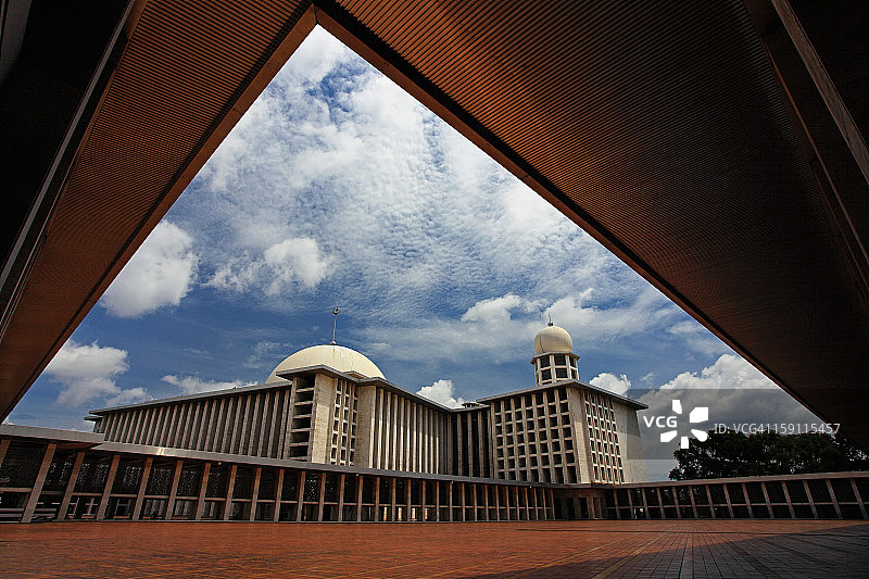 框架中的伊斯蒂克拉尔清真寺图片素材