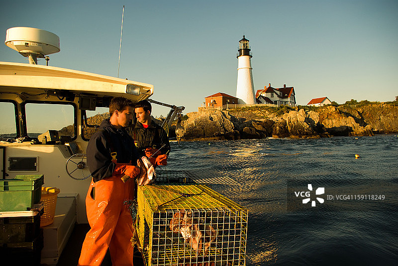 捕虾人在波特兰岬灯塔捕鱼图片素材