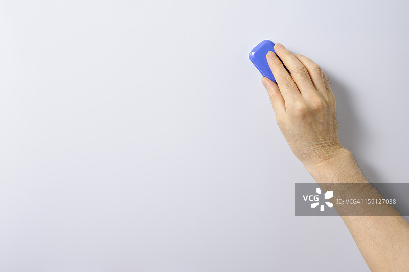 手擦除白板上的字母图片素材