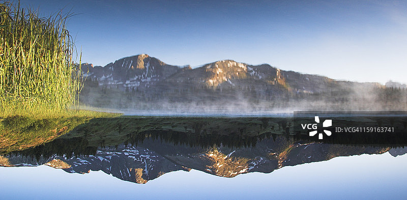莫拉斯湖的倒影图片素材
