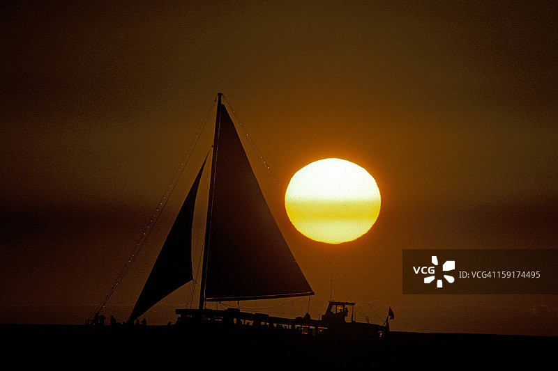 日落时分的帆船图片素材