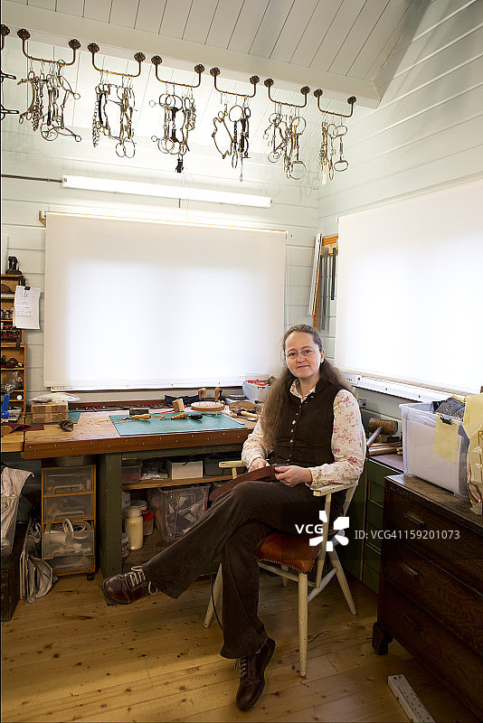 工作室里的皮革缝纫工和马鞍匠图片素材