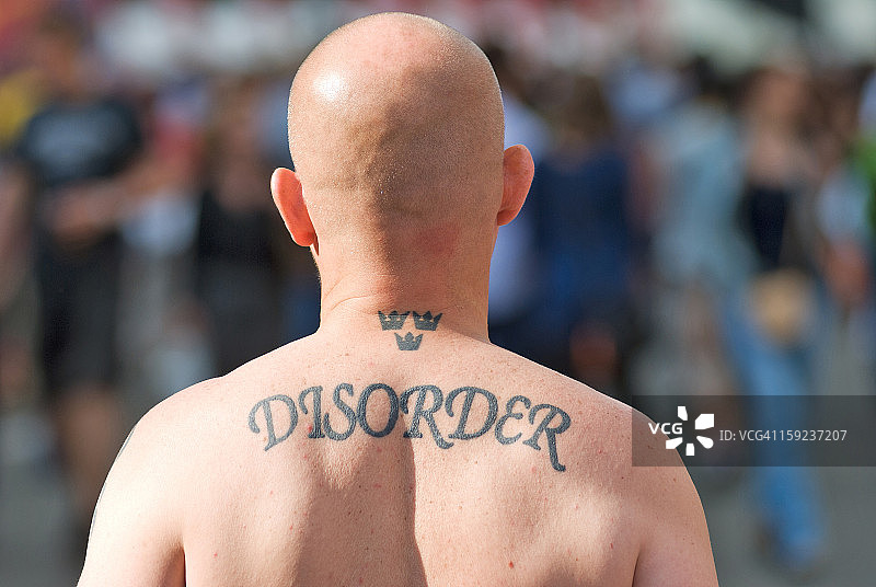 乌克兰基辅：背部有纹身的男子图片素材