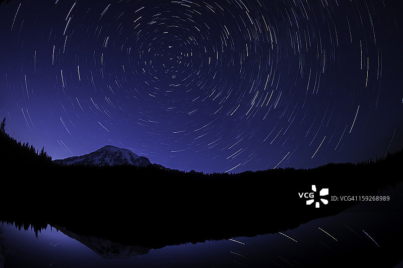 倒影湖的星迹图片素材