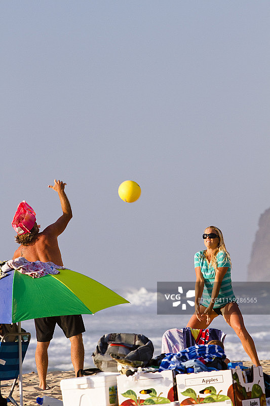 父女打排球图片素材