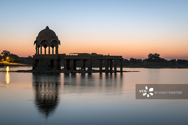 斋沙默尔神圣的加迪萨加尔湖中的石塔图片素材