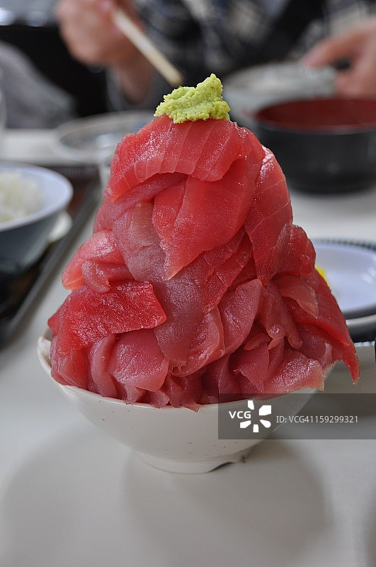巨碗金枪鱼寿司和芥末图片素材