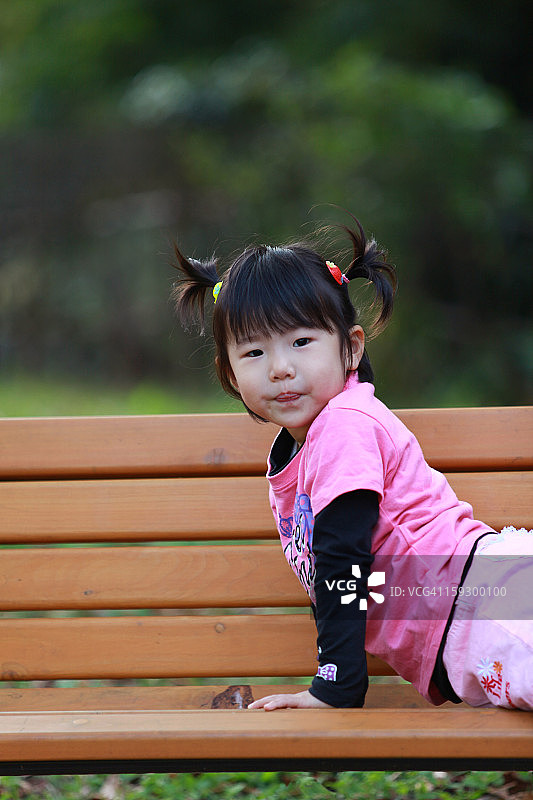 公园里的女孩图片素材