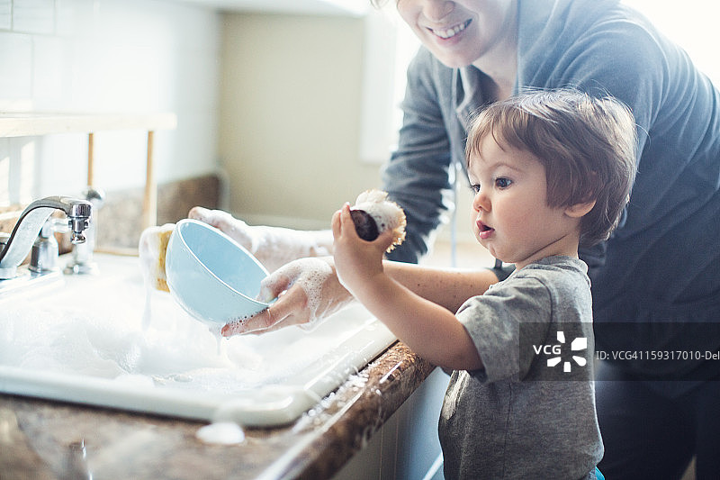 婴儿餐具洗涤图片素材