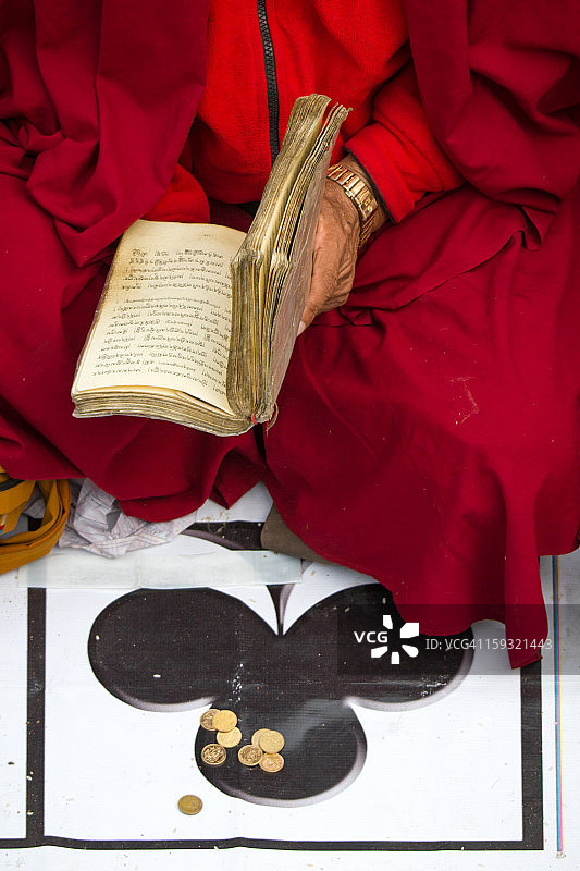 佛教僧侣、梅花A和小额零钱图片素材