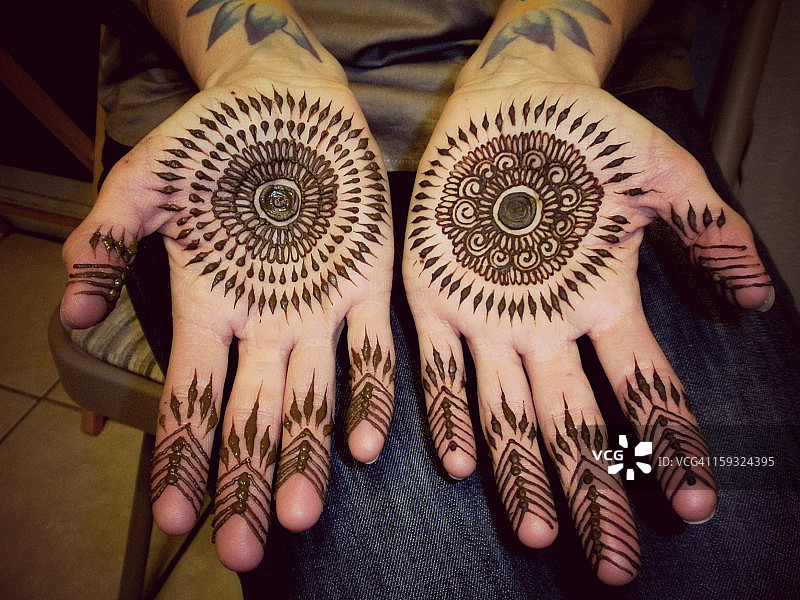 手掌上的海娜纹身图片素材