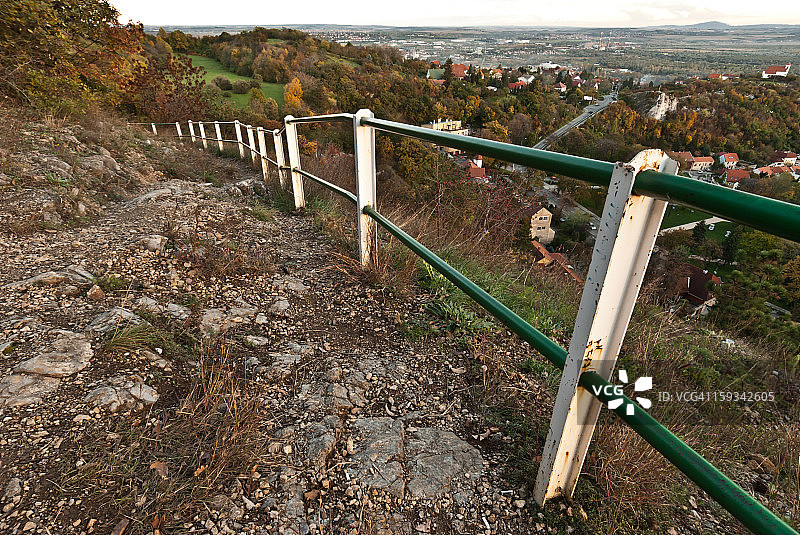 通往无限远方的围栏图片素材