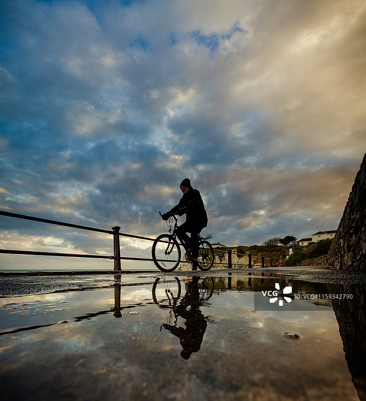 云端骑行者图片素材