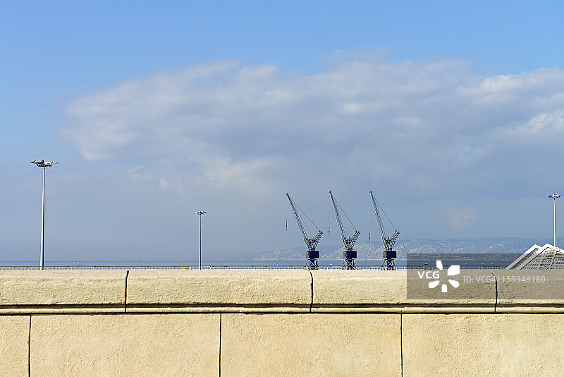 马赛港口的三台起重机图片素材