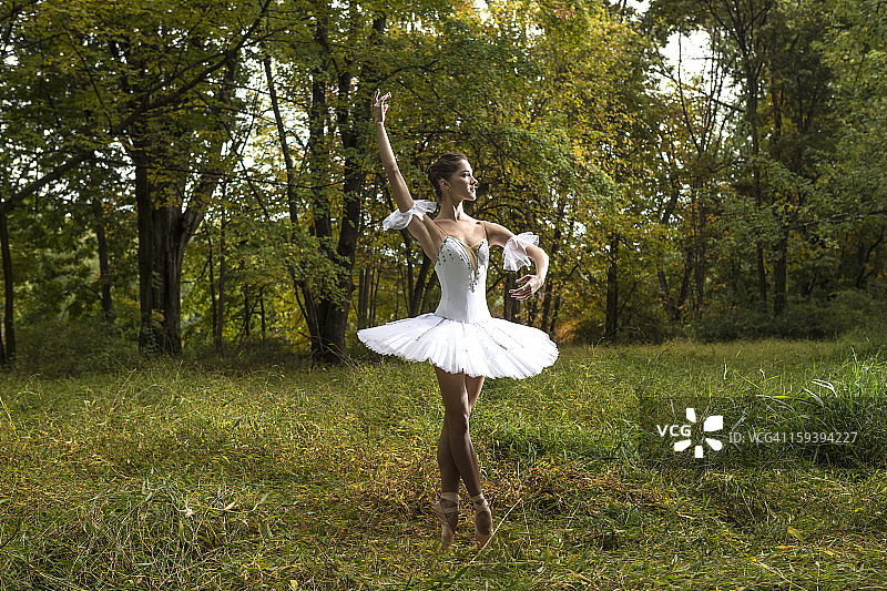 穿着芭蕾舞裙的芭蕾舞演员在户外表演图片素材