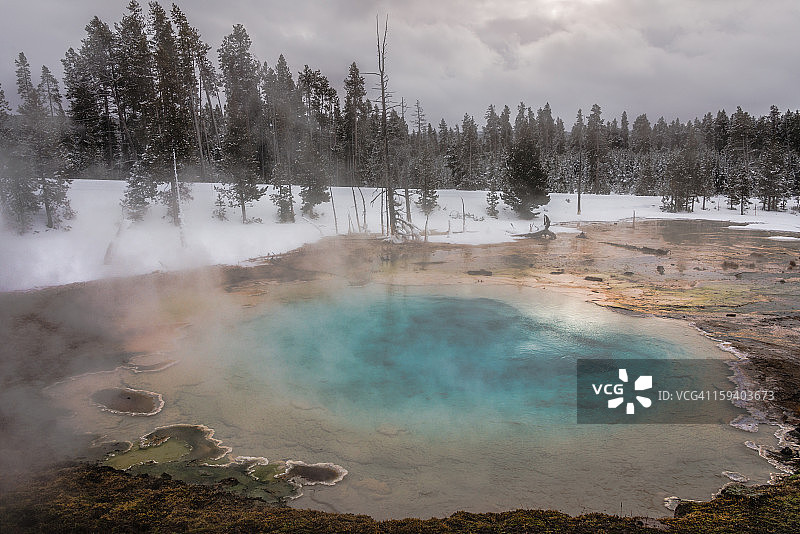 黄石公园的蓝宝石池图片素材