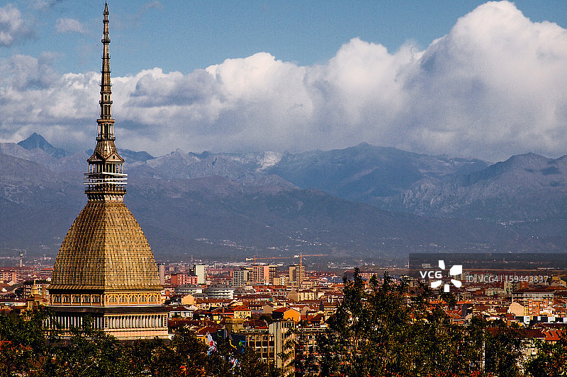 安托内利尖塔与都灵阿尔卑斯山图片素材