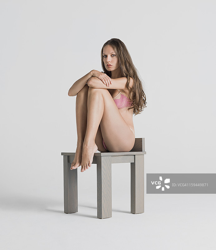 美丽的女人坐在工作室里图片素材