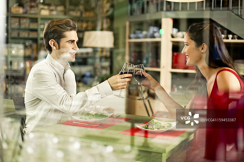 情侣共进晚餐图片素材