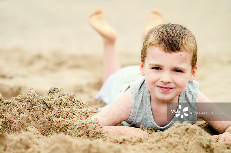 海滩上的男孩图片素材