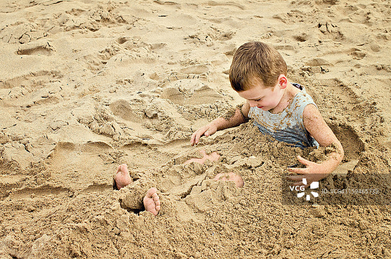 男孩在沙滩上玩耍图片素材