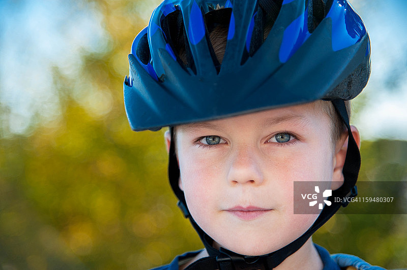 戴着自行车头盔的男孩图片素材