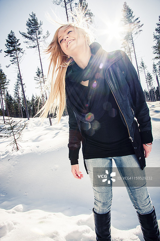 冬日逆光下的美丽女人图片素材