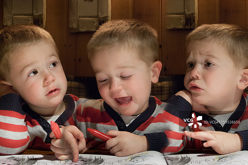 正在涂色的小男孩图片素材
