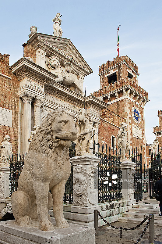 带有著名石狮子的军械库大门图片素材