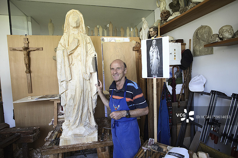 雕塑家与木制雕像图片素材