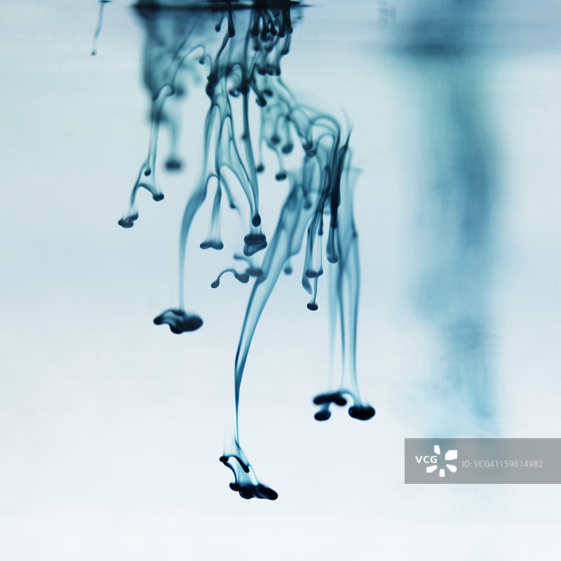 蓝色墨水在液体中旋转图片素材