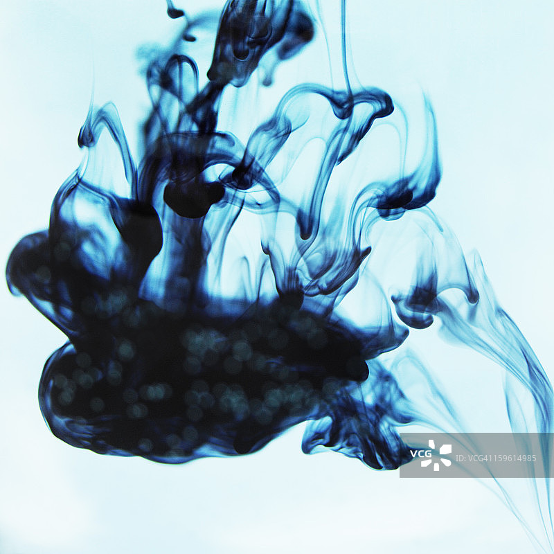 蓝色墨水在液体中旋转图片素材