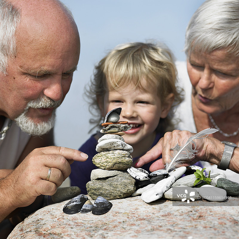 老年夫妇和孙女在户外图片素材