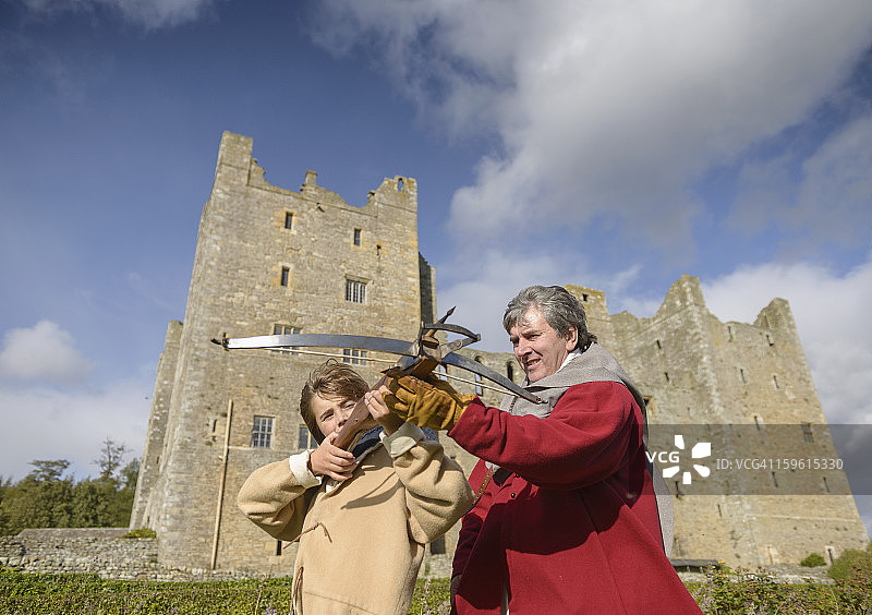 男子在博尔顿城堡外教历史学生使用十字弓图片素材
