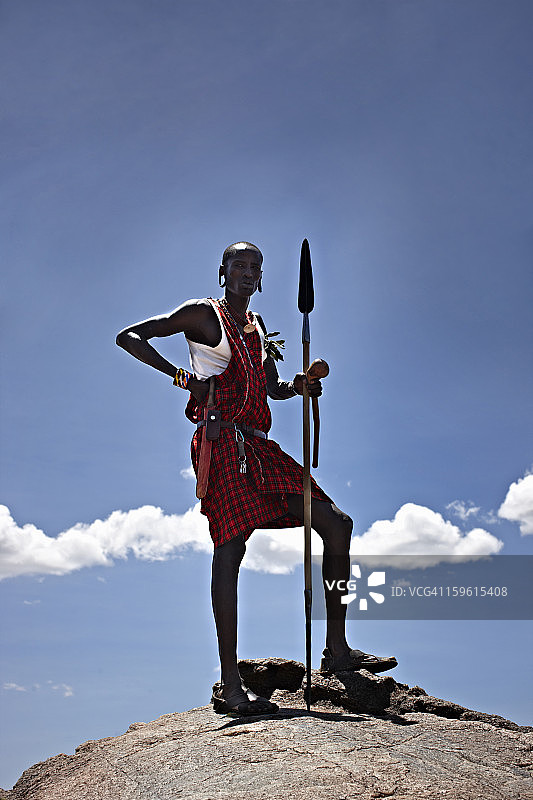 站在岩石顶部的马赛男人图片素材