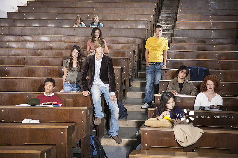 学生在教室里休息图片素材