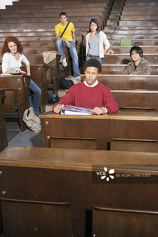 学生在教室里休息图片素材