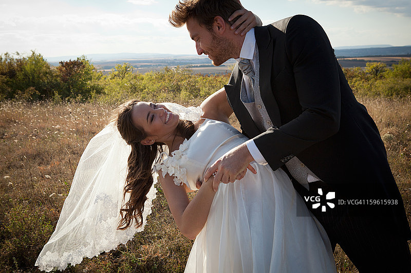 户外跳舞的新婚夫妇图片素材