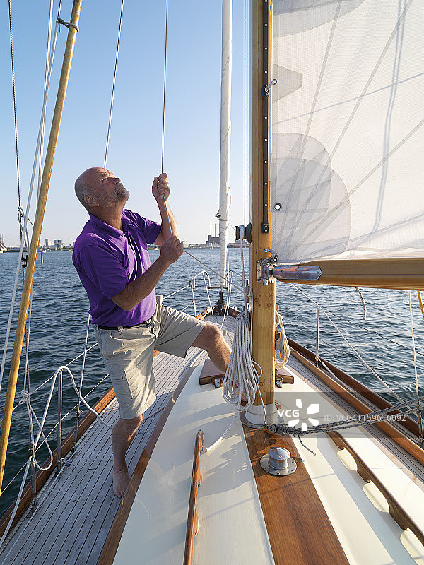 男人调整帆船索具图片素材