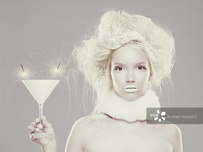 手持烟花鸡尾酒的冰雪少女图片素材